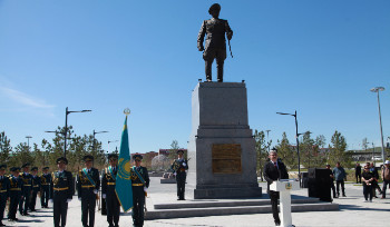 7 мая в Усть-Каменогорске возложили цветы к памятнику Сагадата Нурмагамбетова